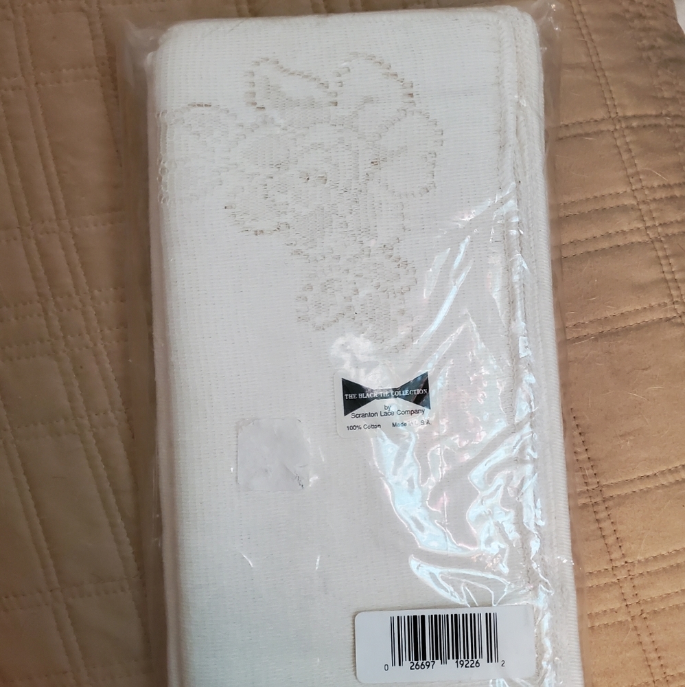 NWOT Set of Four 100% Cotton Napkins by Scranton Lace Company